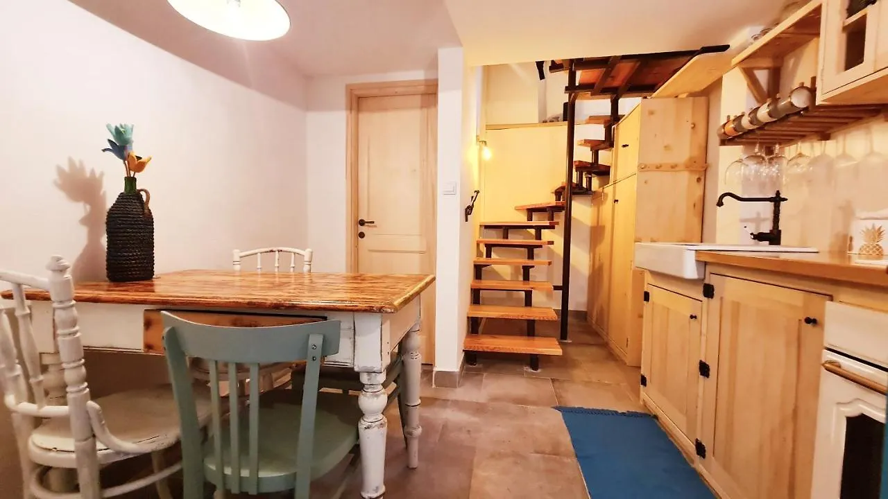Amorino Cres - Old Town House