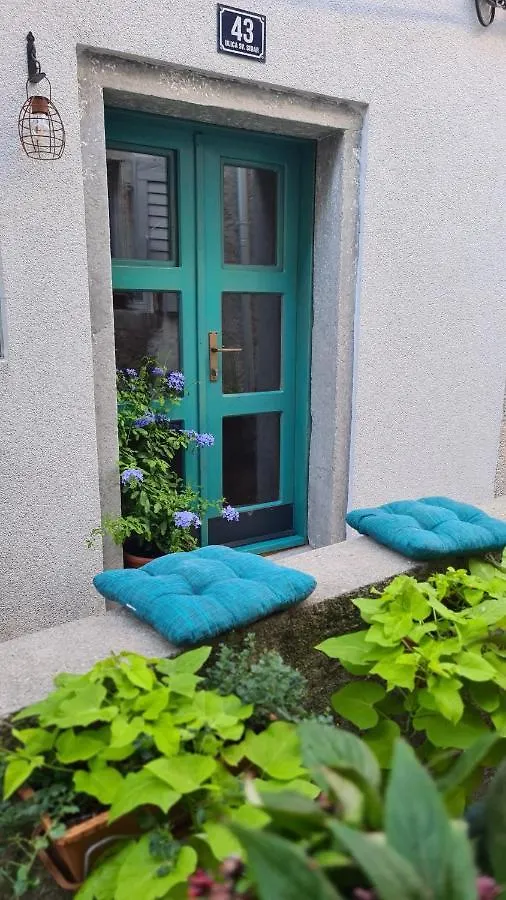 Amorino Cres - Old Town House